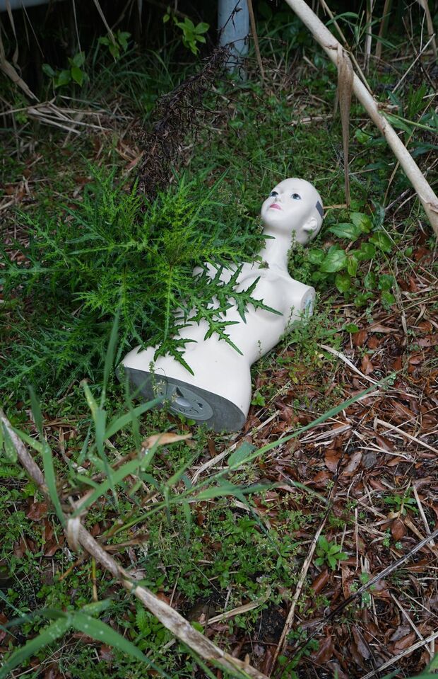 高知県室戸氏の廃墟に残されたマネキン。