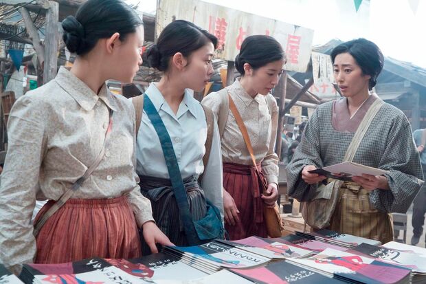 闇市のシーンはスタジオに街を作って撮影　（C）NHK