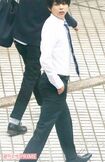 黒髪にネクタイ姿が初々しい