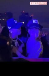 イベントで明日花キララに密着するラッパーのAK-69