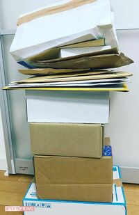 これで1週間分の景品タワー。玄関で郵便局と宅配便数社が鉢合わせすることもしばしば