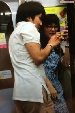 眞子さまと小室さんの東横線デート。眞子さまがお召しになっているのはユニクロのワンピース（'16年10月）