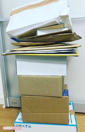 これで1週間分の景品タワー。玄関で郵便局と宅配便数社が鉢合わせすることもしばしば