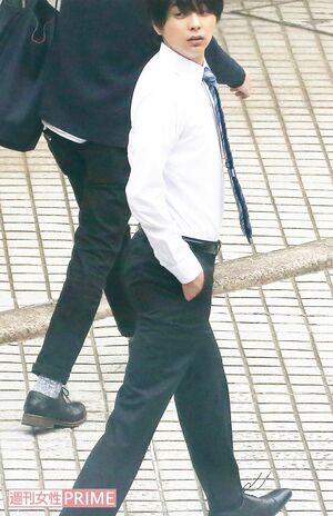 黒髪にネクタイ姿が初々しい