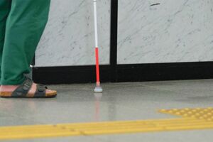 白杖には使用者が周囲の情報を入手したり、身の安全を確保するほか、自身が視覚障害者であることを周囲に知らせ注意を促す役割があるのだ。　※写真はイメージです