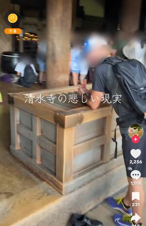 TikTokで拡散されている清水寺の賽銭箱に肘をつく外国人男性