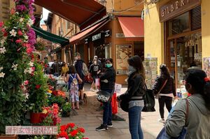 5月上旬、段階的解除後のイタリア・ボローニャ市の様子。魚屋さんの買い物客がソーシャルディスタンスを保ちながら列を作っている（中村さん提供写真）