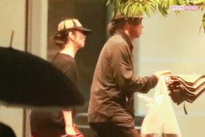 雨の中、お弁当を買って自宅マンションに帰宅した有森と片嶋監督