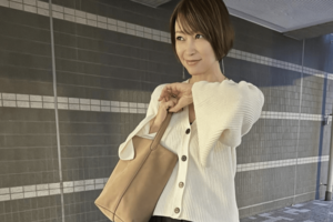 「娘に撮ってもらいました」とご満悦の辺見えみり（公式インスタグラムより）