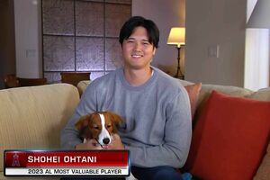 犬を抱いてMVP発表の番組に出演した大谷翔平(MLB公式HPより)