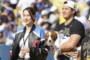 2024年11月2日、優勝パレードに参加した真美子さんと愛犬デコピンを抱っこした大谷翔平　写真／共同通信社