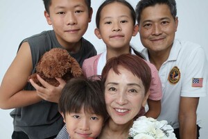 治療前に友人のスタジオで家族写真を撮影。「子どもたちにはがんのことを正直に話しました」(西尾さん)