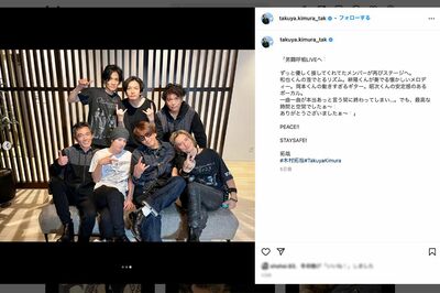 男闘呼組の公演後にバンドメンバーや生田斗真、佐藤アツヒロらと集合写真を撮った木村拓哉（木村のインスタグラムより）