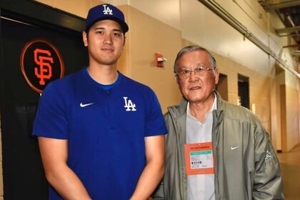 2024年に日本人初メジャーリーガーの村上雅則さん(右)と会ったときの大谷翔平(球団専属カメラマンのインスタより)