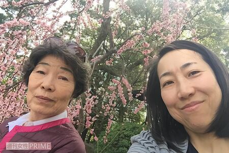 乳がんサバイバーでもある母親とのツーショット写真