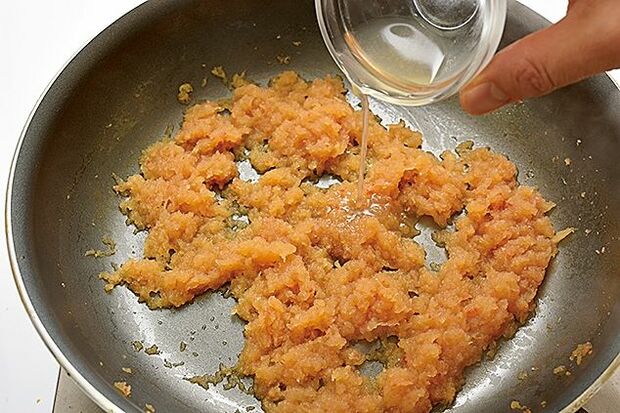 【2】火を止めて、レモン汁を入れて混ぜる。