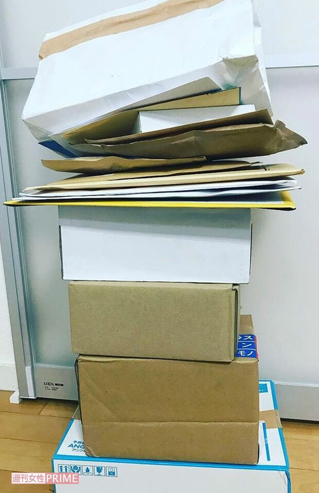 これで1週間分の景品タワー。玄関で郵便局と宅配便数社が鉢合わせすることもしばしば