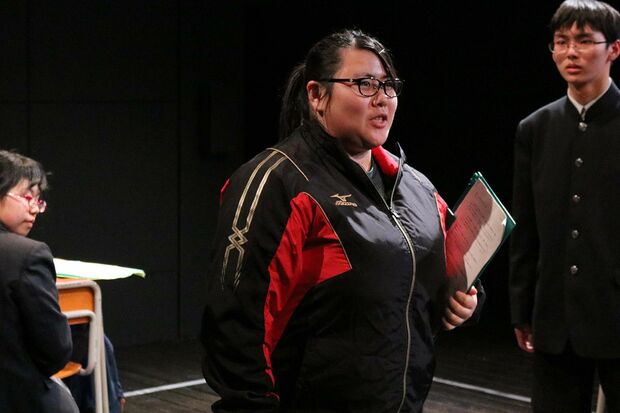 『いつか、その日に』の一場面。中央が高橋さん（西田直人教諭提供）