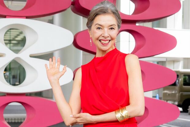 セクシーな“還暦カラー”のドレス。「セクシーさを意識してはいないです。着たい服を着ているだけですよ」