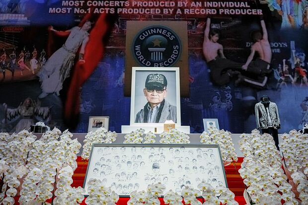 祭壇にはジャニー社長の遺影と以前、彼の誕生日にタレントたちからプレゼントされた似顔絵が飾られた