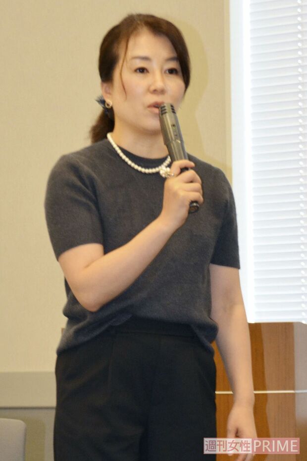 院内集会でスピーチする井田さん。選択的夫婦別姓を求める声は広がりつつある