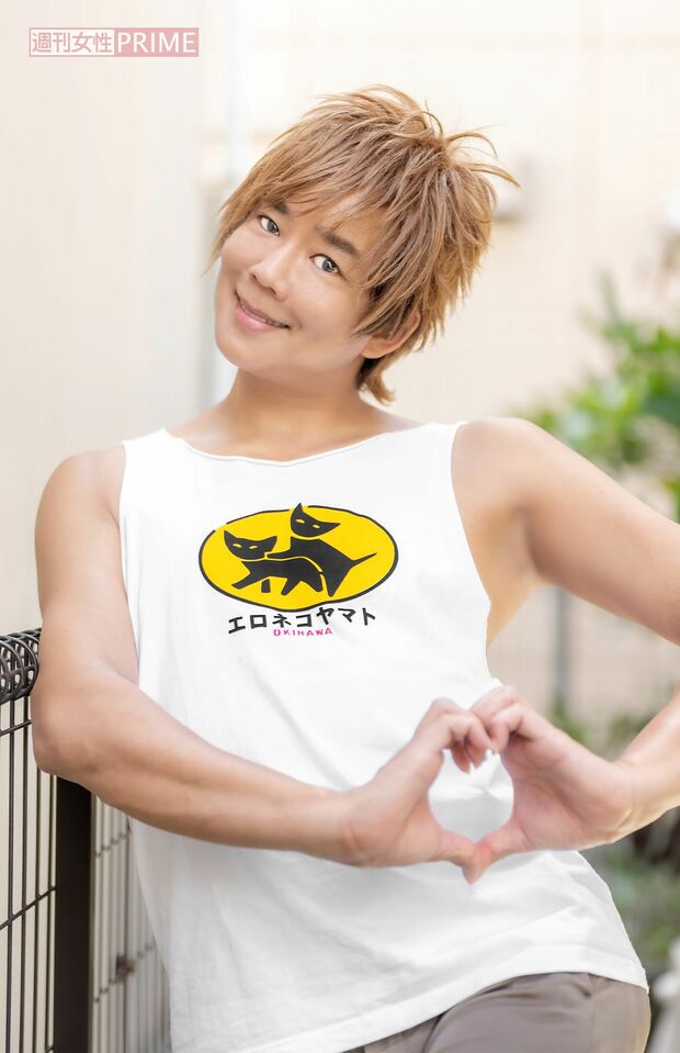 取材には本人お気に入りのパロディーTシャツを着用した楽しんご。久々に見せてくれた“ラブ注入”