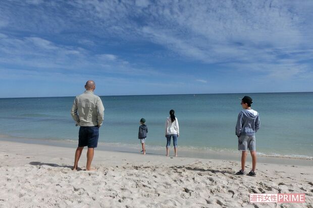 2015年、近所の浜に遊びに来た小島一家