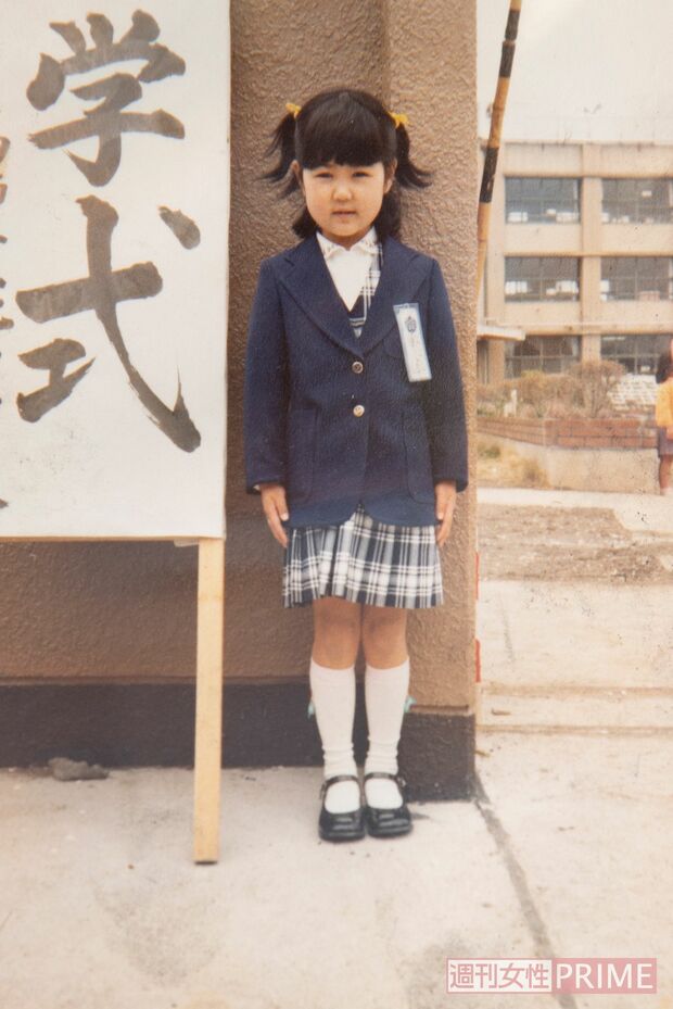 焼け跡から見つかった家族の思い出写真。中には一部焼けているものも