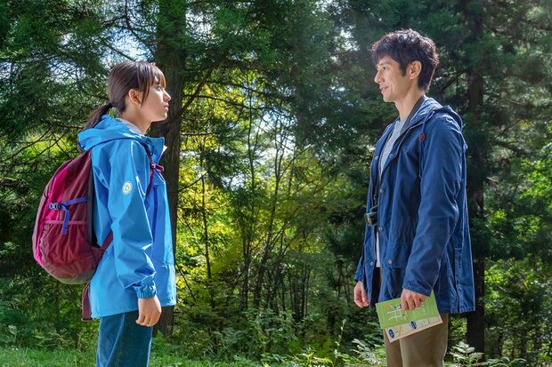 百音は朝岡（西島秀俊）を森林セラピーへ案内する　(C)NHK