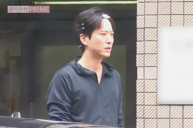 2025年6月上旬、前髪をヘアクリップで固定して、撮影現場の施設から出てきた浅香航大