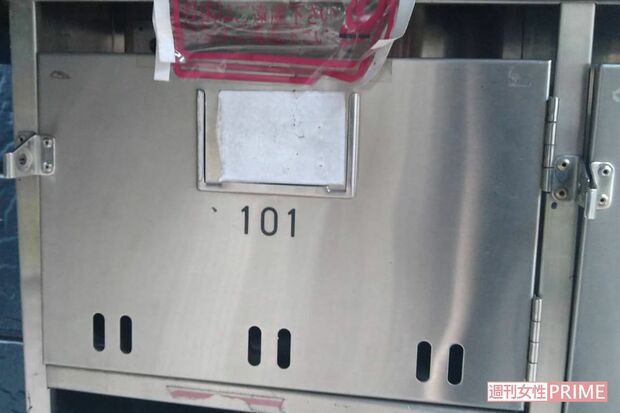 事件現場となったアパートの郵便受け