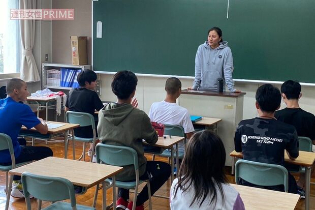 小学生〜高校生向けに身体の仕組みに関するセミナーを行い、社会貢献をする竹内智香さん