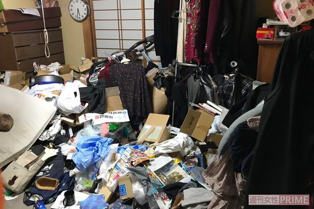 【ビフォー】散乱するゴミで床はほとんど見えない状態