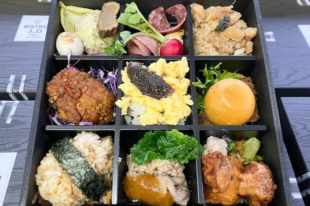 9つに分けた松花堂タイプの弁当を差し入れした香取。おかず多めなのもダイエット勢にはうれしい（公式SNSより）