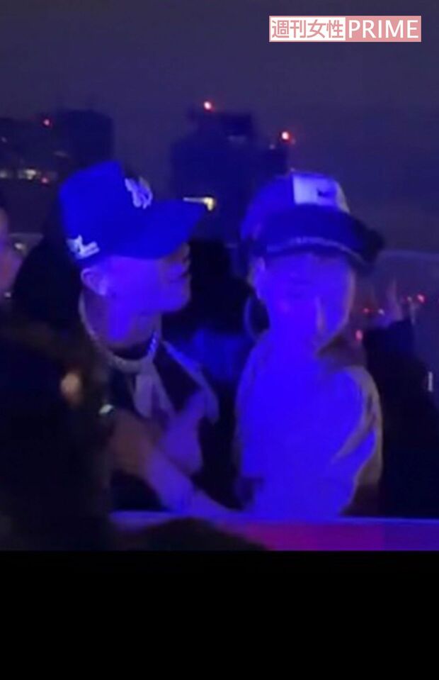 イベントで明日花キララに密着するラッパーのAK-69