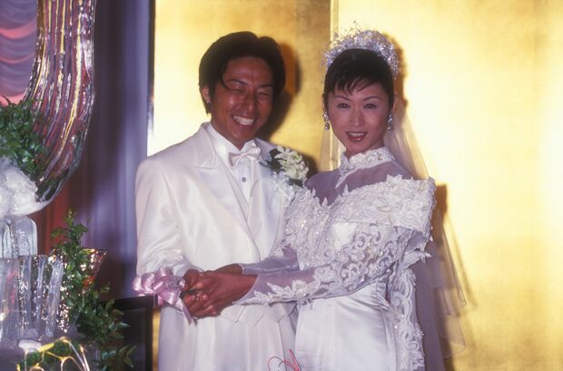 タレント・コアラ(当時)と「結婚を祝う会」を行なった三原じゅん子(2000年6月)