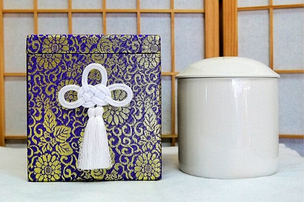 故人の『骨』を奪い合う光景も珍しくはない（画像はイメージです）