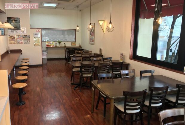 広々としたイートインスペース。昼どきには多くのお客で満席になっていた