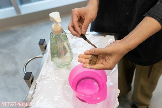 （2）テスト用の毛束で洗う（撮影／伊藤和幸）