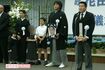 花田虎上（右）と貴乃花一家。貴乃花の隣が幼い頃の花田優一