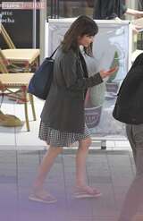 本誌の直撃を受ける新藤まなみ