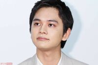 北村匠海、JR東海のCMに“激似イケメン”出没で「え?匠海じゃないの?」ファンも驚愕した“そっくりな横顔…