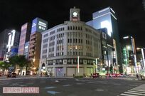 緊急事態宣言の夜、秋葉原で消灯の街角に立つメイドさん「暗いのでちょっと怖い」