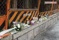 安井實さん(80)がブロック塀の下敷きになった現場。見守り活動に向かう途中だった
