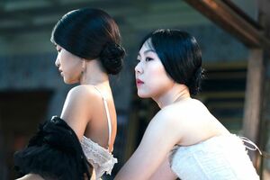 侍女として屋敷に入り込むことに成功したスッキ（左＝キム・テリ）だが、秀子お嬢様（キム・ミニ）に使えているうちに、美しく純真で孤独な秀子に惹かれていく　映画『お嬢さん』／(C) 2016 CJ E&M CORPORATION，MOHO FILM，YONG FILM ALL RIGHTS RESERVED