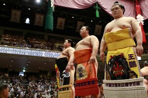 色とりどりの化粧まわしが並ぶ(日本相撲協会公式Xより)