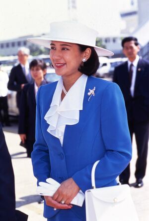 1994年、初めての海外公式訪問で中東へ立たれた雅子さま。青×白のコーデをお召しに