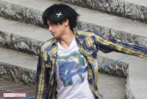 中条の手を引く中島