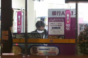 '17年、コンビニで立ち読みをする城島茂