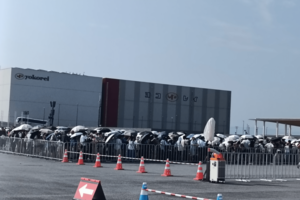 入場ゲート前では炎天下の中、多くの人が並んだ（8月撮影）